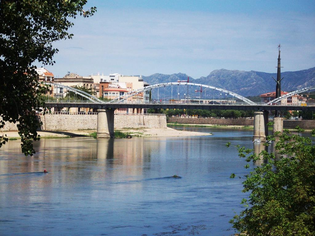 River Ebro Holidays Tivenys Eksteriør billede